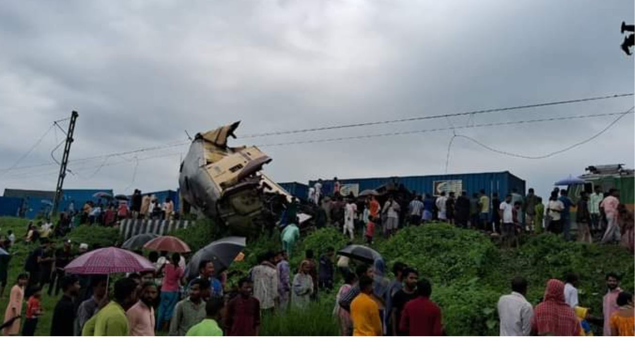 Kanchanjunga Express Accident: কাঞ্চনজঙ্ঘা এক্সপ্রেস দুর্ঘটনায় বাড়ছে মৃতের সংখ্যা, শিয়ালদহ স্টেশনে চালু হেল্পলাইন নম্বর