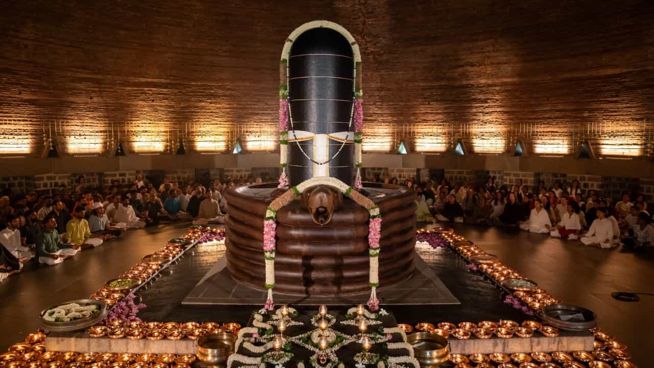 Isha Yoga Centre: উচ্চারিত হল হিন্দু-বৌদ্ধ মন্ত্র, সর্বধর্ম সমন্বয়ে পালিত ধ্যানলিঙ্গের প্রতিষ্ঠা দিবস Isha Yoga Centre: উচ্চারিত হল হিন্দু-বৌদ্ধ মন্ত্র, সর্বধর্ম সমন্বয়ে পালিত ধ্যানলিঙ্গের প্রতিষ্ঠা দিবস