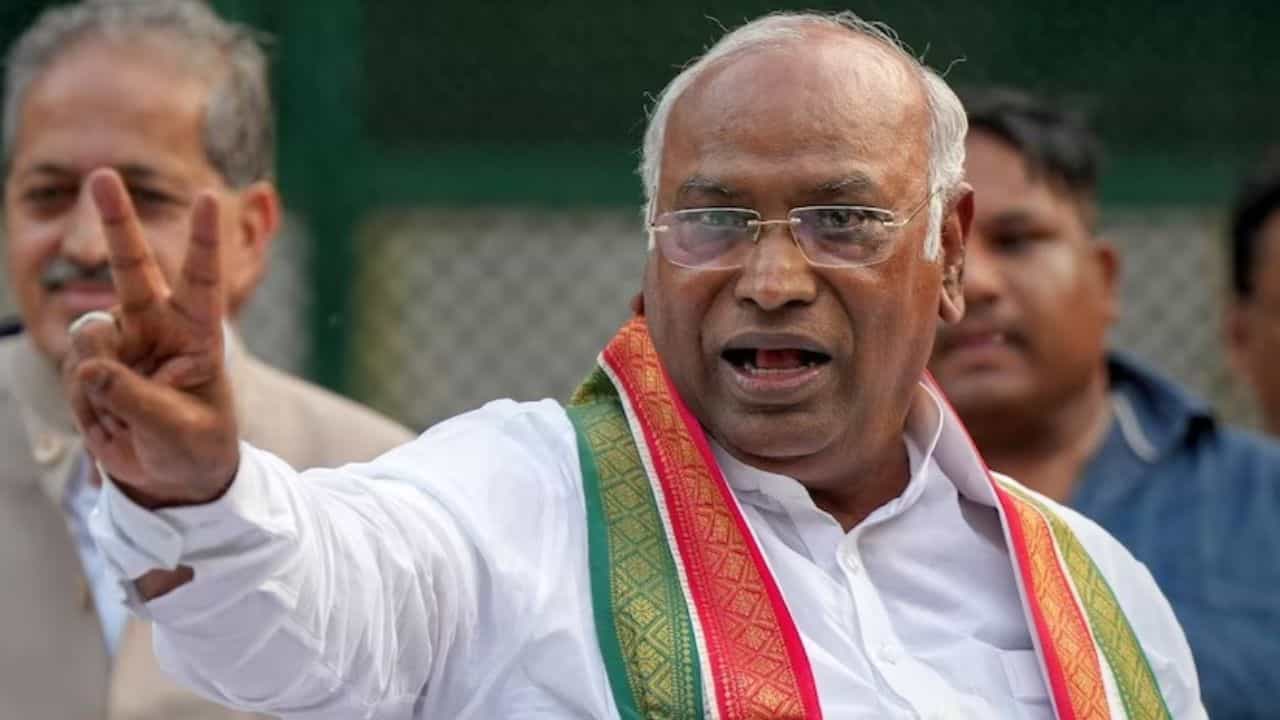 INDIA Bloc: ক'টি আসন পাচ্ছে 'ইন্ডিয়া জোট', শনিবারই ভবিষ্যদ্বাণী করে দিলেন কংগ্রেস সভাপতি INDIA Bloc: ক'টি আসন পাচ্ছে 'ইন্ডিয়া জোট', শনিবারই ভবিষ্যদ্বাণী করে দিলেন কংগ্রেস সভাপতি