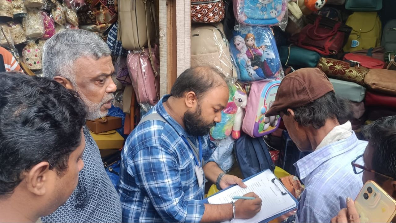 Gariahat Hawkers: 'ফর্ম ফিল আপ' শুরু গড়িয়াহাটে, কী হবে হকারদের ভবিষ্যৎ