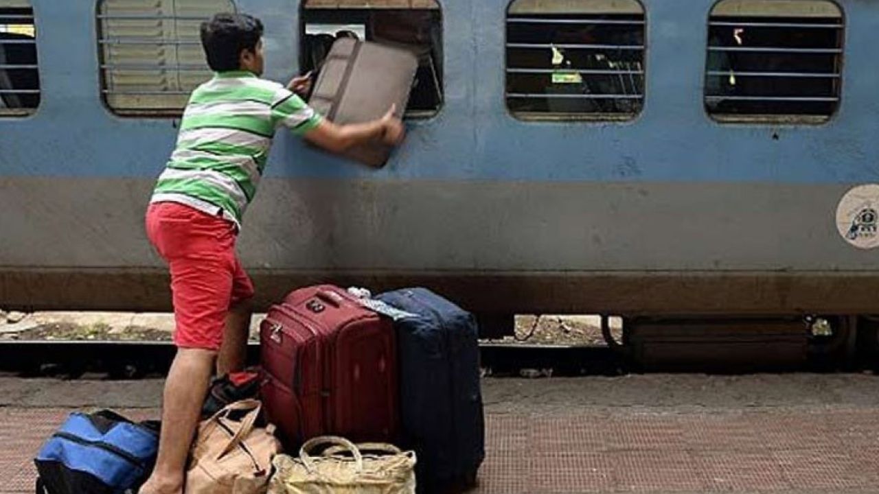 Indian Rail: সিগারেট তো নয়, আর কী কী বহন করা যায় না ট্রেনে? ধরা পড়লে হতে পারে জেল
