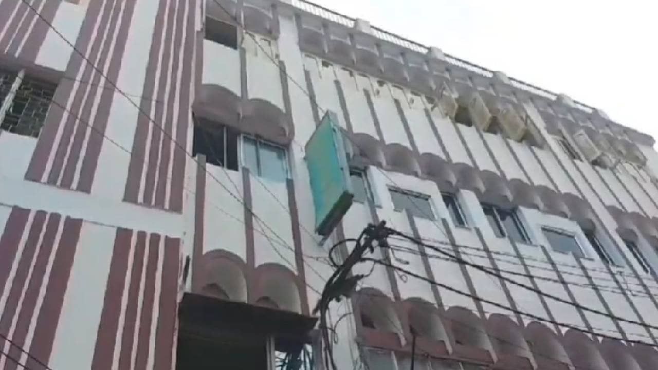 Burdwan: এই করতে হোটেলে রুম ভাড়া নিয়েছিল দুই যুবক? সকলে দেখল সবটা...