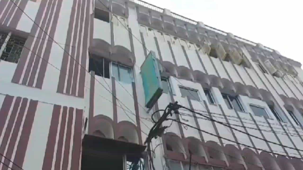 Burdwan: এই করতে হোটেলে রুম ভাড়া নিয়েছিল দুই যুবক? সকলে দেখল সবটা... Burdwan: এই করতে হোটেলে রুম ভাড়া নিয়েছিল দুই যুবক? সকলে দেখল সবটা...