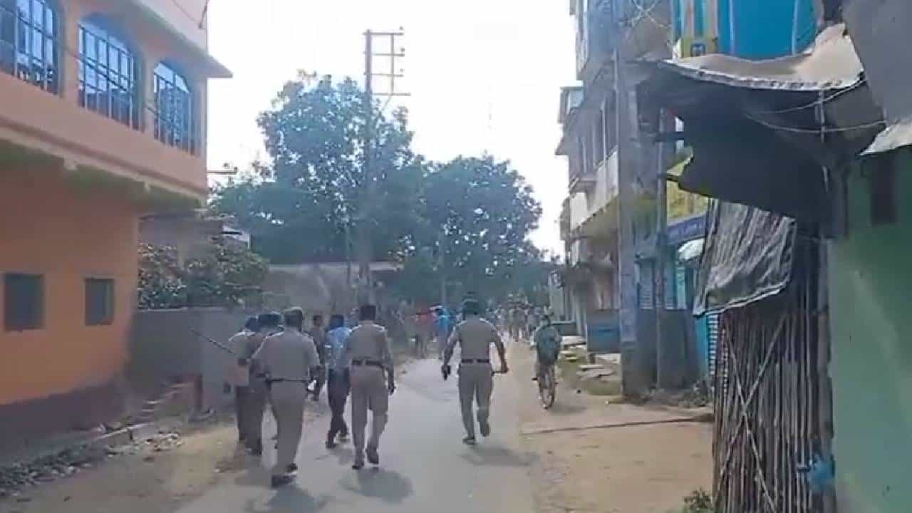 TMC: লাঠি নিয়ে ধাওয়া পুলিশের, তৃণমূলের গোষ্ঠীকোন্দলে উত্তপ্ত মেমারি TMC: লাঠি নিয়ে ধাওয়া পুলিশের, তৃণমূলের গোষ্ঠীকোন্দলে উত্তপ্ত মেমারি