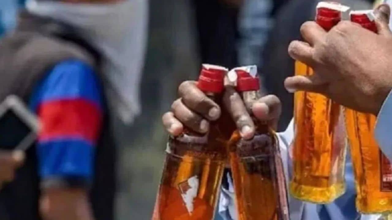 Liquor Mobile-Van: দোকান নয়, এই গ্রামে গাড়িতে পাওয়া যায় মদ