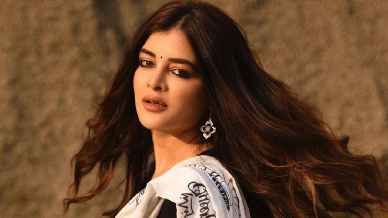 পুরুষদের কাছে ঘেঁষতেই দেন না! সোজাসাপটা মধুমিতা, বুঝতেই পারি না...