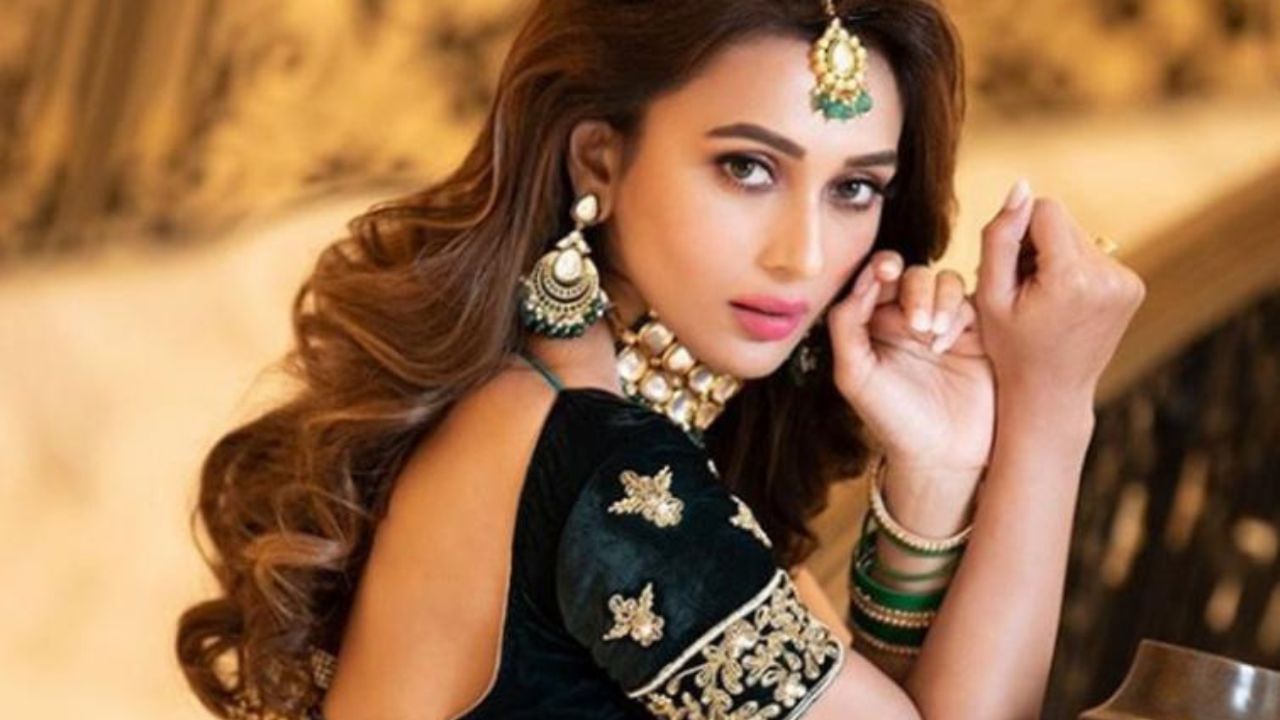 মিমির কাঁধে সাদা শাড়ি রেখে পরিচালক চিৎকার করে বলেছিলেন, 'পেয়ে গিয়েছি আমার...' মিমির কাঁধে সাদা শাড়ি রেখে পরিচালক চিৎকার করে বলেছিলেন, 'পেয়ে গিয়েছি আমার...'