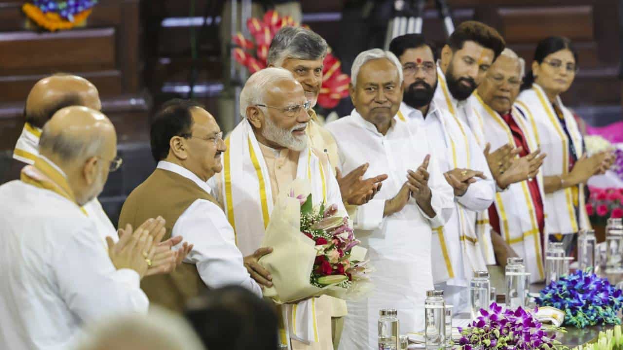 Modi attack Opposition: ইভিএম থেকে দেশের গণতান্ত্রিক পরিবেশ, কংগ্রেস তুলোধনা মোদীর Modi attack Opposition: ইভিএম থেকে দেশের গণতান্ত্রিক পরিবেশ, কংগ্রেস তুলোধনা মোদীর