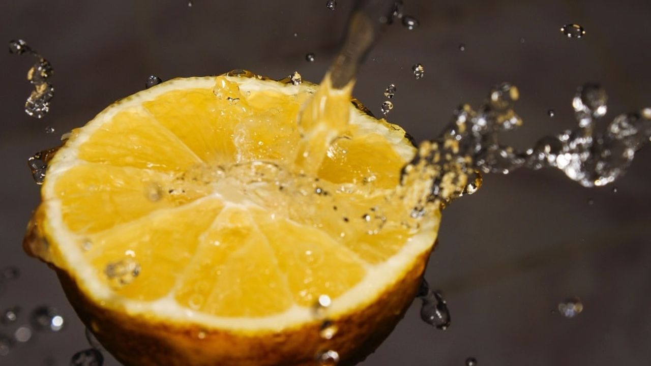 অনেকেরই অ্যাসিডিটির সমস্যা থাকে। কিছু খাওয়ার পরই মুড়ি মুড়কির মতো অ্যান্টাসিডের ওষুধ খেতে হয়। অ্যাসিডিটি যাদের কাছে সমস্যা, তাদের বেশি মাত্রায় লেবু বা লেবুর জল পান করা উচিত নয়। বিশেষ করে খালি পেটে তো একেবারেই নয়। পাশাপাশি দাঁতের সমস্যা রয়েছে, লেবু খাওয়া এড়িয়ে চলা উচিত তাদেরও। 