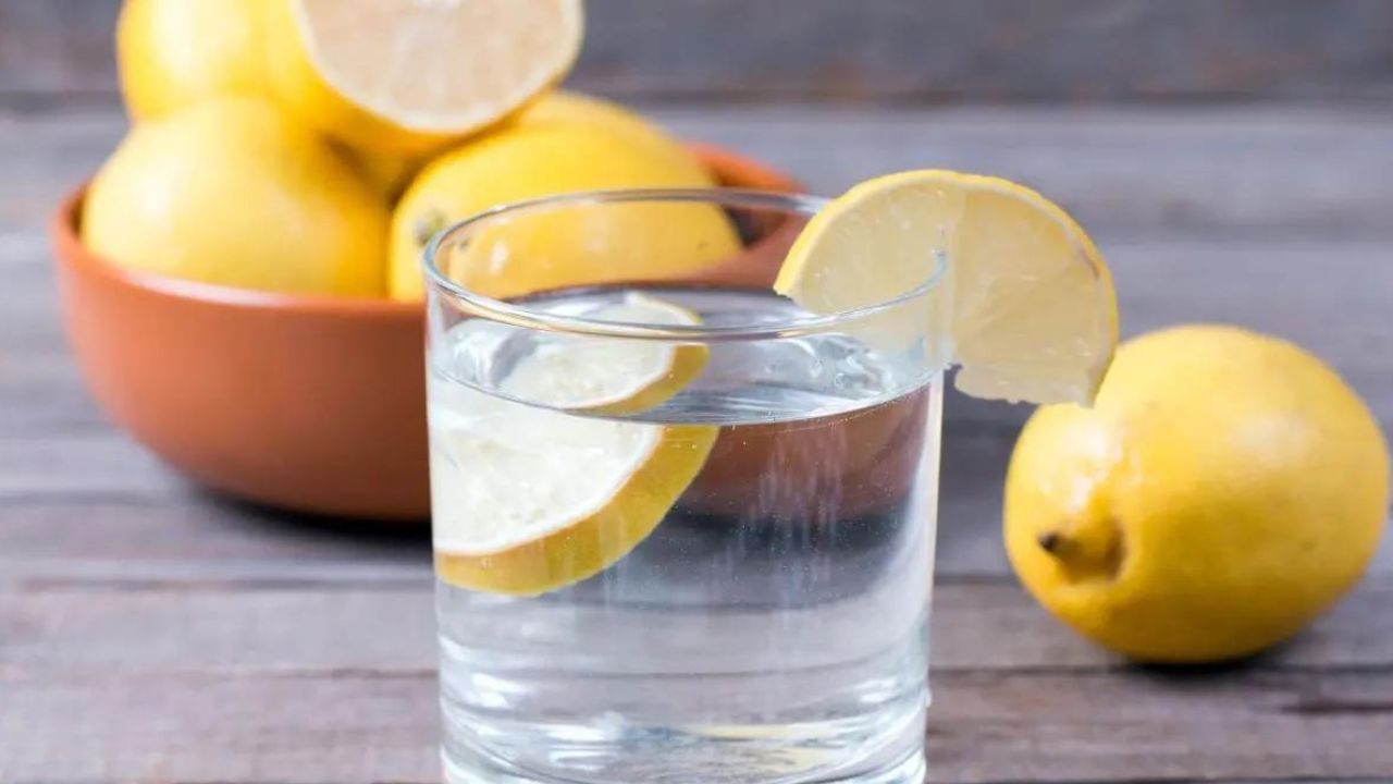 খালি পেটে লেবু লেবুর জল খেলে অ্যাসিডিটির সমস্যা হতে পারে। লেবুতে সাইট্রিক অ্যাসিড থাকে বেশি মাত্রায়, যার কারণে অ্যাসিডিটি বাড়ায়। তাই সমস্যা এড়াতে এই পানীয় না খাওয়াই ভাল। 