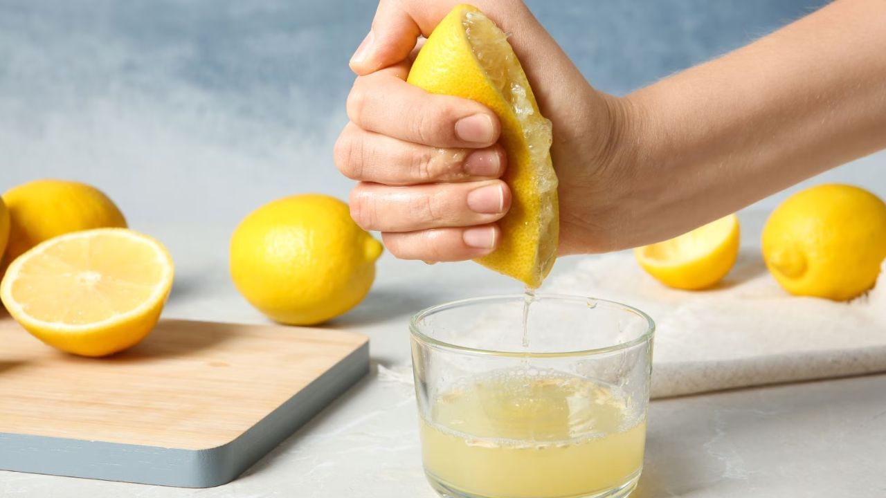 ওজন কমাতে ও ফিট থাকতে প্রতিদিন খালি পেটে লেবুর জল পান করেন। কিন্তু অনেকেই জানেন না, রোজ লেবুর জল পান করলে উপকারের থেকে ক্ষতি হয় বেশি। সবচেয়ে বেশি প্রভাবিত হতে পারে হাড়ের স্বাস্থ্য। প্রতিদিন অতিরিক্ত মাত্রায় লেবুর জল পান করলে হাড়ের শক্তি কমে গিয়ে ক্ষয় হতে শুরু করে। 