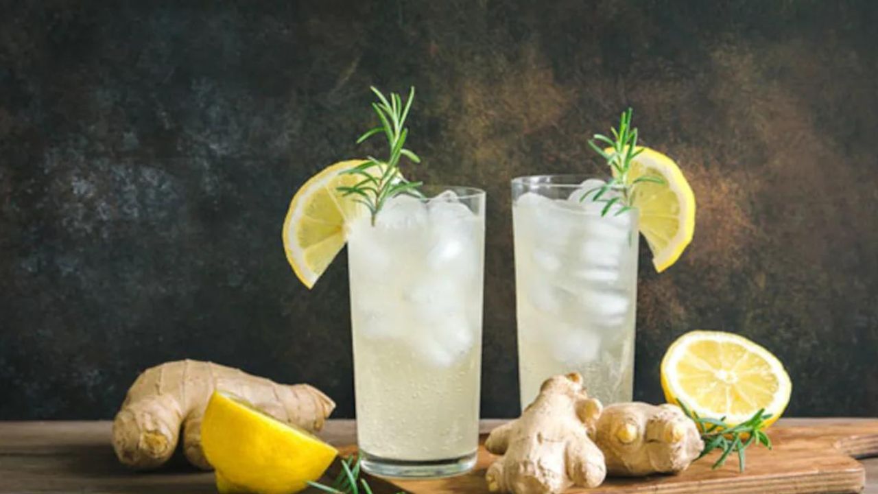 খালি পেটে লেবু জল পান করলে দাঁতের স্বাস্থ্যের ওপর খুব বাজে প্রভাব পড়ে। খালি পেটে লেবু জল পান করলে দাঁতের সমস্যা হতে পারে। এর প্রধান কারণ হল, লেবুতে থাকে বেশি মাত্রায় অ্যাসিড। দাঁতের রোগীদেরও ভেবেচিন্তে খাওয়া উচিত।