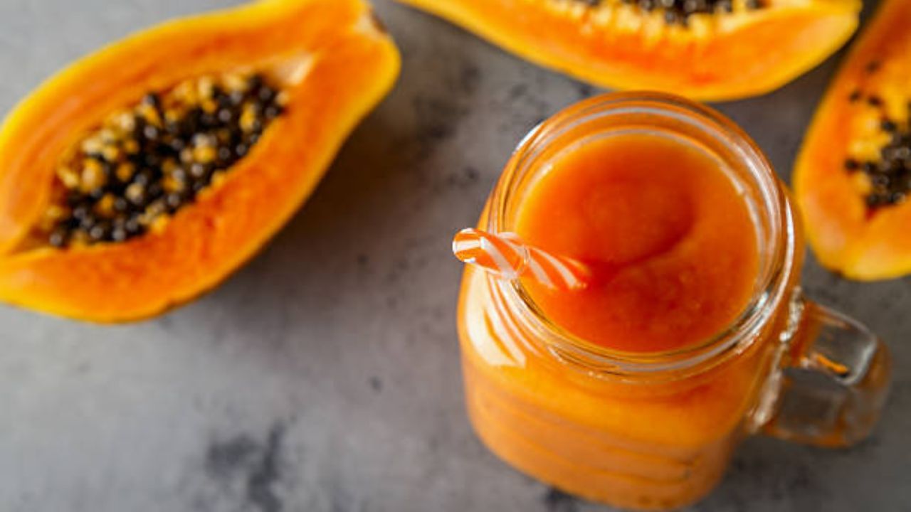 দিনের শুরুতেই আপনি পাকা পেঁপে খেতে পারেন। ব্রেকফাস্টে টক দই, সিরিয়াল বা ওটমিলের সঙ্গে পাকা পেঁপে খেতে পারেন। এছাড়া কলা, আম বা আনারসের মতো ফলের সঙ্গে পাকা পেঁপে, আমন্ড মিল্ক বা টক দই মিশিয়ে স্মুদি বানিয়ে নিন। 