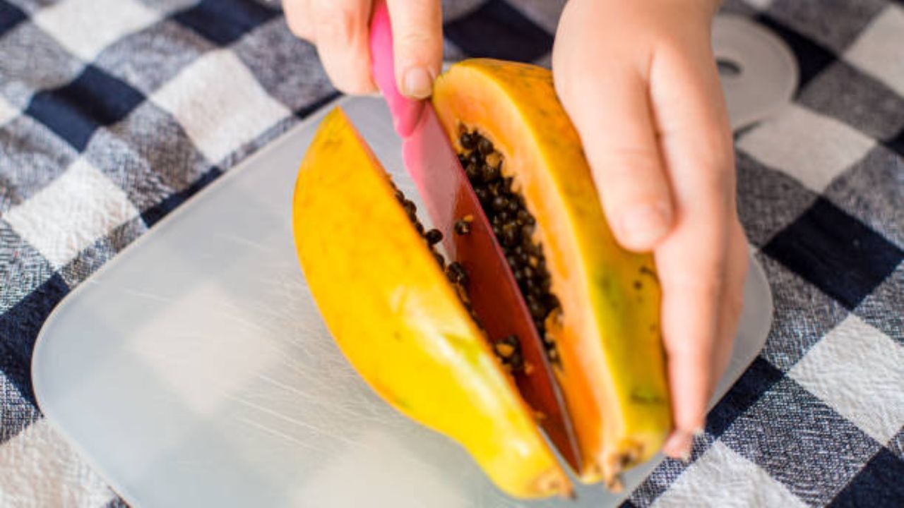 পাকা পেঁপের মধ্যে ম্যাগনেশিয়াম, ভিটামিন ই-এর মতো প্রয়োজনীয় পুষ্টিও পেয়ে যাবেন। এগুলো দেহে কাজ করার এনার্জি জোগায়, হাড়ের স্বাস্থ্য উন্নত করে। এছাড়া ভিটামিন ই ফ্রি র‍্যাডিকেলের হাত থেকে কোষকে রক্ষা করে।