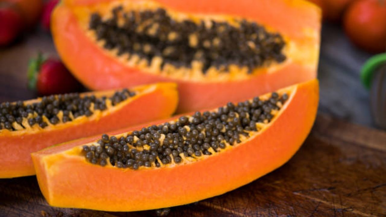 পাকা পেঁপের মধ্যে বেশ ভাল পরিমাণে পটাশিয়াম পেয়ে যাবেন, যা রক্তচাপকে বশে রাখে এবং হার্টের কার্যকারিতায় বিশেষ ভূমিকা পালন করে। এছাড়া পেশি ও নার্ভের ফাংশন সচল রাখে।