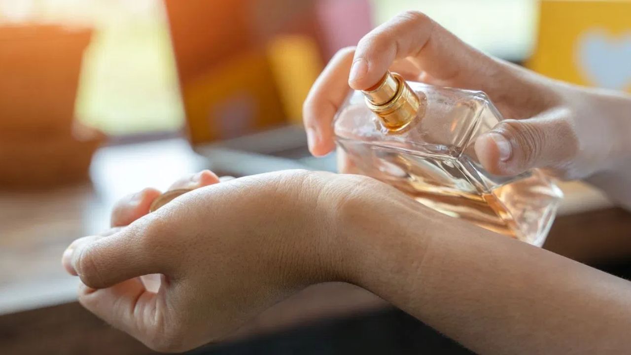 Perfume and Deodorant Use Tips: পারফিউম এবং ডিওডোরেন্টের পার্থক্য কী ও কীভাবে ব্যবহার করা উচিত? Perfume and Deodorant Use Tips: পারফিউম এবং ডিওডোরেন্টের পার্থক্য কী ও কীভাবে ব্যবহার করা উচিত?