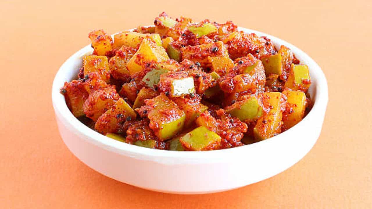 হালকা আঁচে তেলের মধ্যে কাঁচকলার টুকরোগুলি ভাল করে নাড়ুন। তার মধ্যেই ১ কাপ চিনি এবং পরিমাণমতো নুন দিন। চিনির কিছুটা জল বেরোবে। তার মধ্যেই কাঁচকলার টুকরোগুলি ভাল করে নাড়ুন