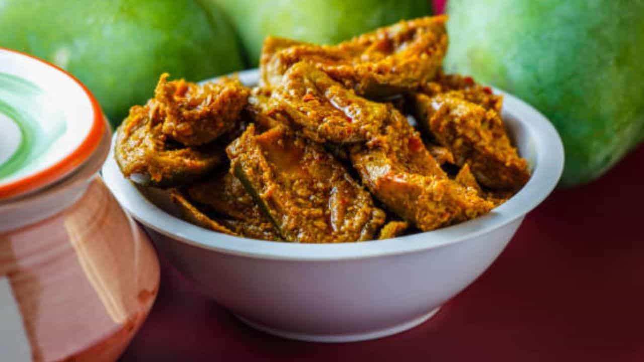 গ্রীষ্ম হোক বা বর্ষা- শেষ পাতে একটু টক না হলে যেন খাওয়া সম্পূর্ণ হয় না। গরমের শুরুতে আমের টক বা আমের আচার অনেকেরই প্রিয়। কিন্তু, আমের সিজন শেষ হলে আর টক খাবেন না?