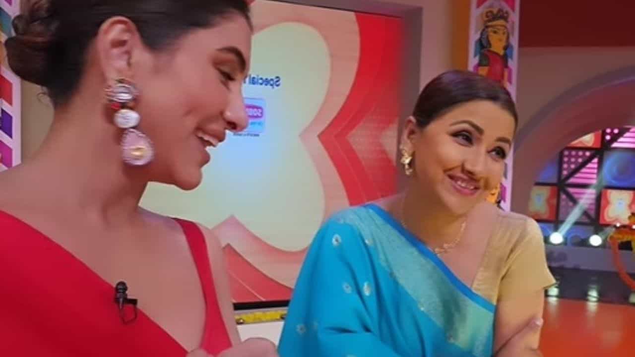 রচনাকে জাপটে ধরে হাহা হাসিতে ভাসছেন রুক্মিণী, প্রাণে আনন্দ ধরছে না আর! রচনাকে জাপটে ধরে হাহা হাসিতে ভাসছেন রুক্মিণী, প্রাণে আনন্দ ধরছে না আর!