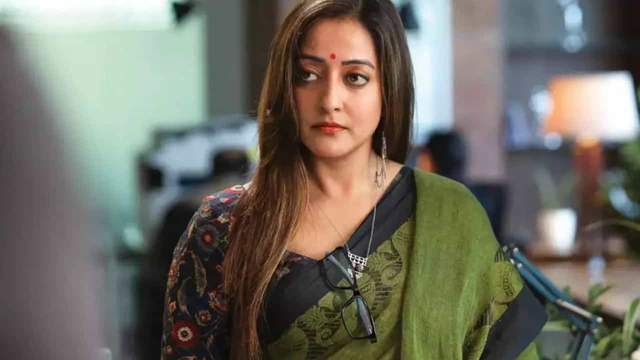 রাইমা মুখ খোলেন, 'দেববর্মা'র পরিবর্তে কেন 'সেন' পদবীকেই স্ক্রিন নাম করেন, জানান অকপট... রাইমা মুখ খোলেন, 'দেববর্মা'র পরিবর্তে কেন 'সেন' পদবীকেই স্ক্রিন নাম করেন, জানান অকপট...