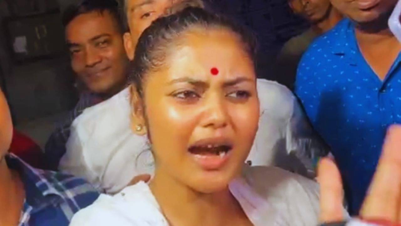 Video: বাবা, বাবা গো..., ভোটে জিতেই কার পায়ে লুটিয়ে পড়লেন সায়নী?