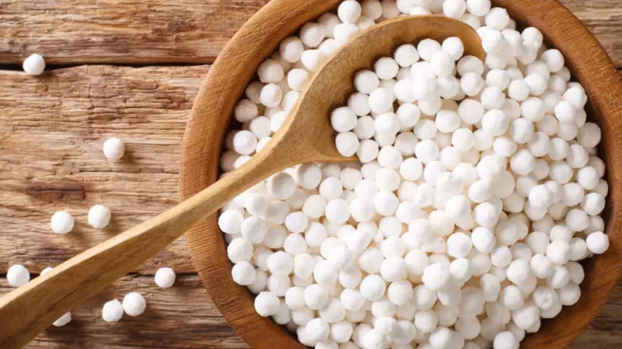 Sabudana for Weight Loss: ভাত-রুটি ছেড়ে দুপুরে সাবু মাখা খান, এই খাবারেই গলবে কোমর-পেটের মেদ Sabudana for Weight Loss: ভাত-রুটি ছেড়ে দুপুরে সাবু মাখা খান, এই খাবারেই গলবে কোমর-পেটের মেদ