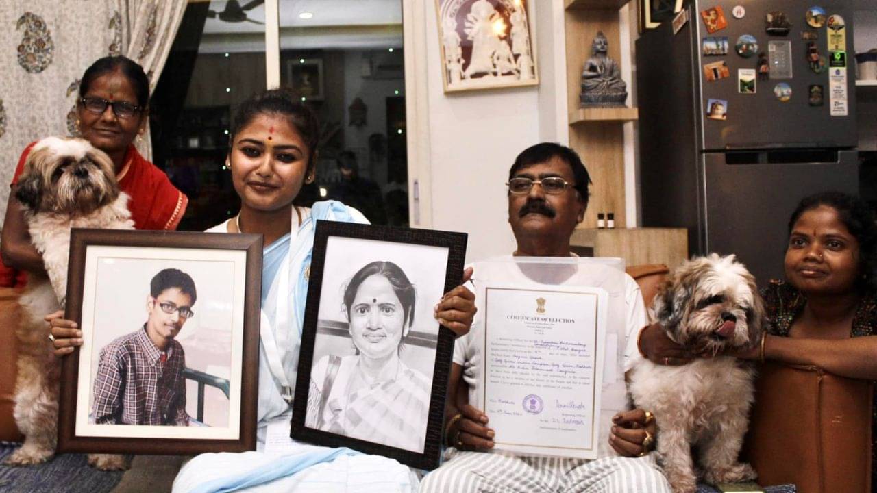 Sayani Ghosh: প্রয়াত মা-দাদার ফটো বুকে চেপে চোখ ছলছল সায়নীর, শান্ত হলেন লহমায়...