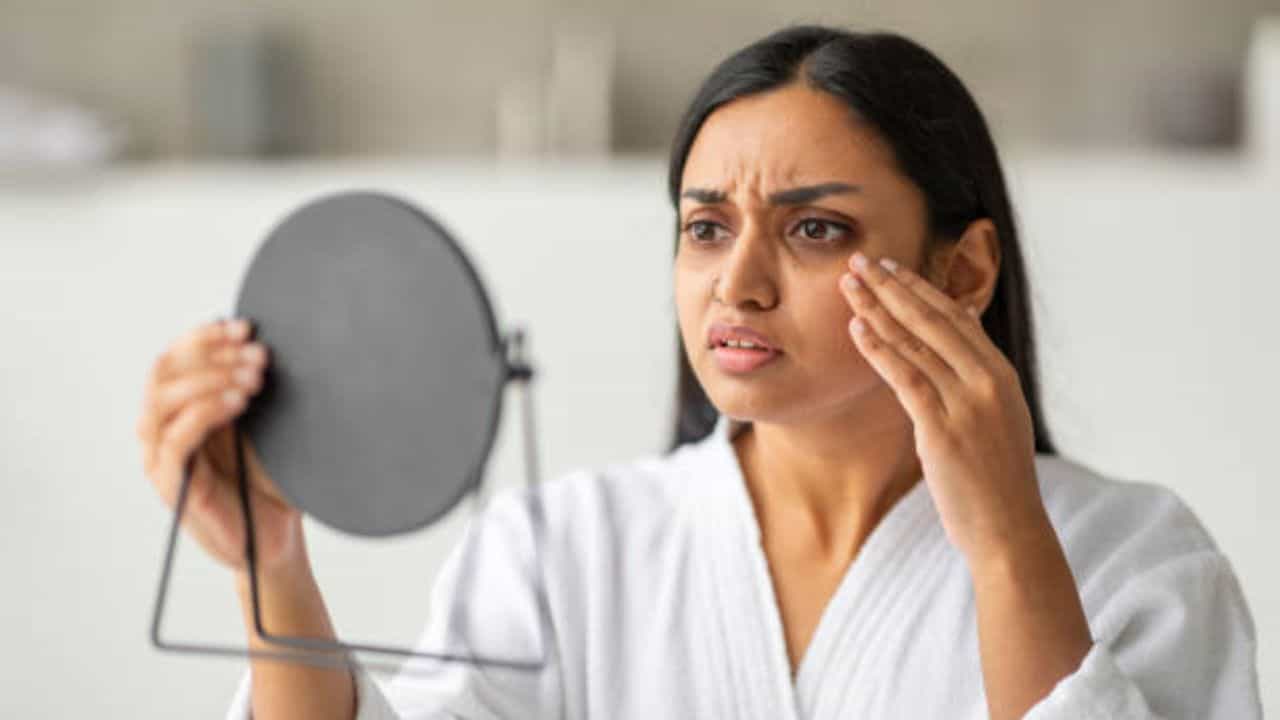 বয়সের সঙ্গে ত্বকেরও বয়স বাড়তে থাকে। চামড়া ঝুলে যায়। মুখ দাগছোপে ভরে যায়। আজকাল বয়সের আগেই ত্বকে বুড়িয়ে যায়। এর পিছনে কোন কারণ দায়ী?