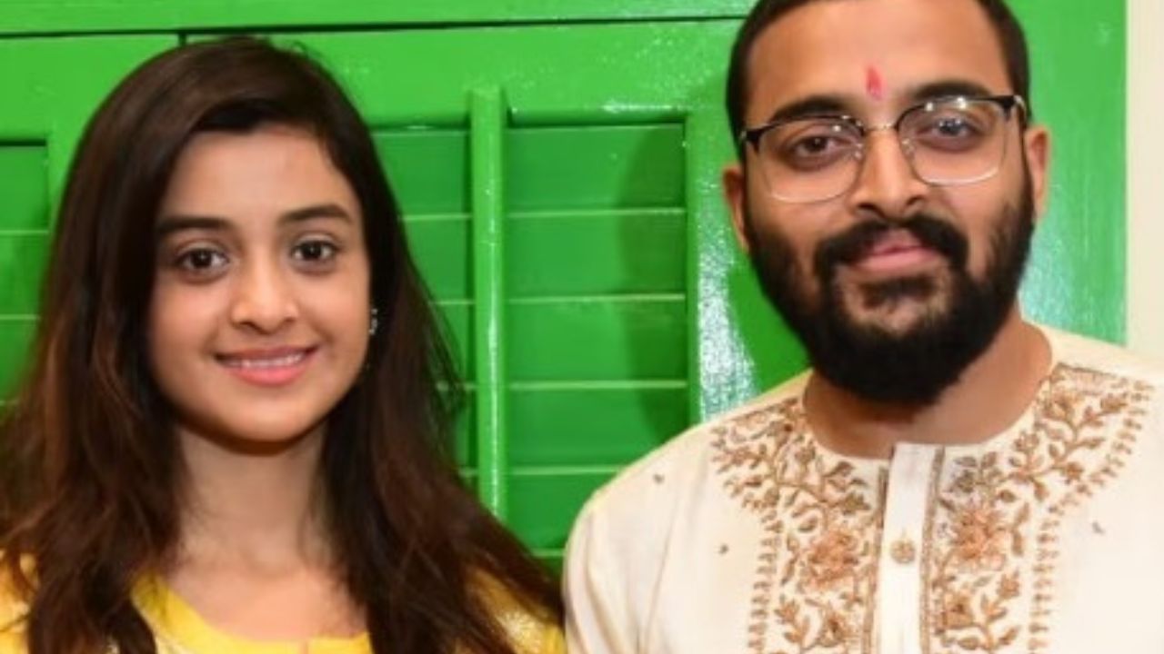 বিয়ের ৬ মাস যেতে না-যেতেই বউ দর্শনা সম্পর্কে সৌরভ বললেন, 'নেচেকুদে বেড়ায়...' বিয়ের ৬ মাস যেতে না-যেতেই বউ দর্শনা সম্পর্কে সৌরভ বললেন, 'নেচেকুদে বেড়ায়...'