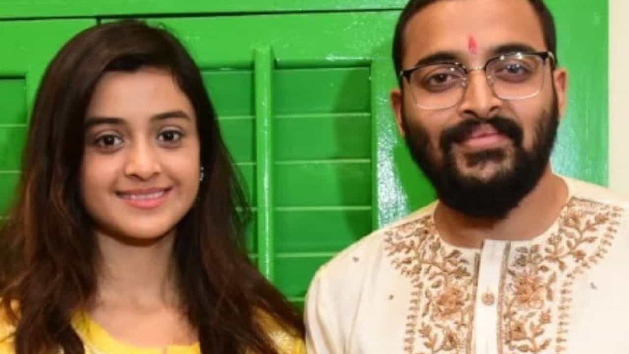 বিয়ের ৬ মাস যেতে না-যেতেই বউ দর্শনা সম্পর্কে সৌরভ বললেন, 'নেচেকুদে বেড়ায়...' বিয়ের ৬ মাস যেতে না-যেতেই বউ দর্শনা সম্পর্কে সৌরভ বললেন, 'নেচেকুদে বেড়ায়...'