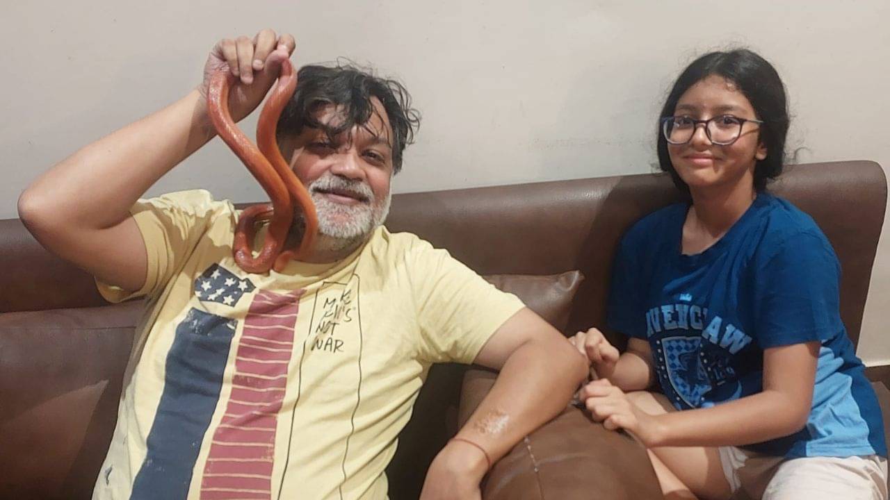 দুটো ইঁদুর খেয়ে টানা ঘুম দিল সৃজিতের কন্যা সাপ উলুপি, পিতৃদিবস জমে ক্ষীর