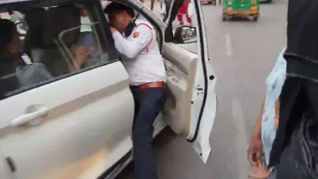 Traffic cop dragged by drunk driver: চালকের দরজা খুলে কাগজ চাইতেই বিপত্তি, দেখুন  ট্র্যাফিক পুলিশকর্মীর সঙ্গে কী হল...