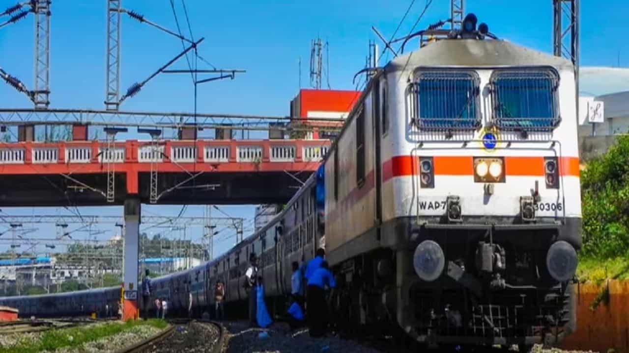 Rail Budget: কবচ ৪.০! বাজেটে প্রায় ১ লক্ষ কোটিরও বেশি বরাদ্দ, এবার ঠেকানো যাবে তো ট্রেন দুর্ঘটনা? কমবে তো প্রাণহানি? Rail Budget: কবচ ৪.০! বাজেটে প্রায় ১ লক্ষ কোটিরও বেশি বরাদ্দ, এবার ঠেকানো যাবে তো ট্রেন দুর্ঘটনা? কমবে তো প্রাণহানি?