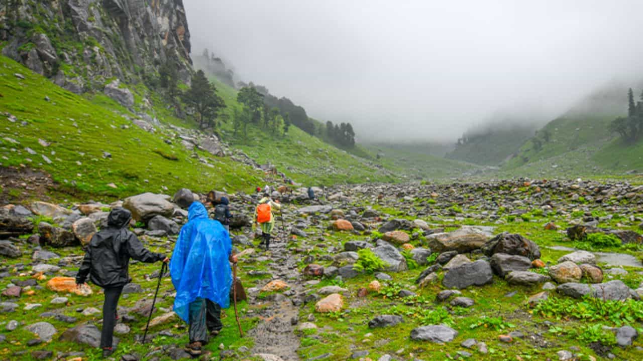 Monsoon Travel Tips: বর্ষায় পাহাড়ে যাওয়ার প্ল্যান? এই ৫ বিষয় না মাথায় না রাখলে পস্তাবেন Monsoon Travel Tips: বর্ষায় পাহাড়ে যাওয়ার প্ল্যান? এই ৫ বিষয় না মাথায় না রাখলে পস্তাবেন