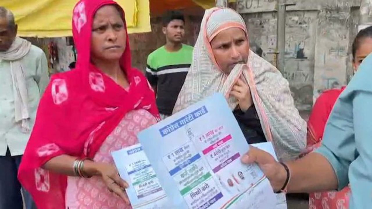 Lucknow: চাই ১ লাখ টাকার 'গ্যারান্টি কার্ড', কংগ্রেস জিততেই বিশাল লাইন মহিলাদের