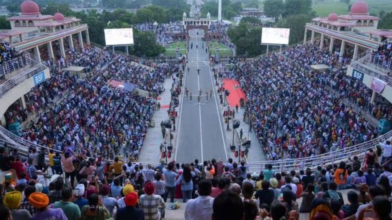 আত্তারি-ওয়াঘা সীমান্তের এই রিট্রিট অনুষ্ঠান দেখতে প্রতিদিন হাজার-হাজার পর্যটক আসেন। সীমান্তের দুই পারেই দর্শকের আসনে বসে দুই দেশের এই মৈত্রীর দৃশ্য উপভোগ করেন বহু মানুষ