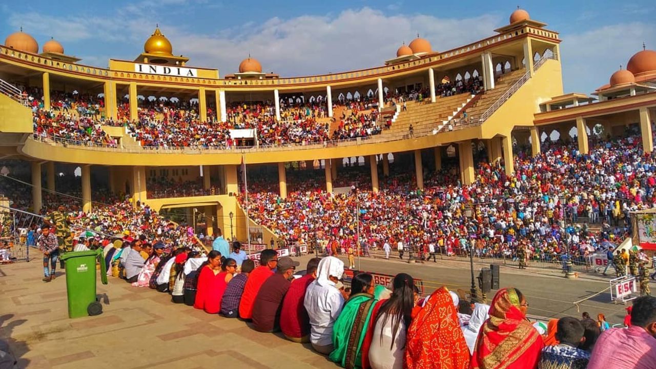 বিএসএফ সূত্রে খবর, ওয়াঘা সীমান্তে সাধারণত ভারত-পাক সেনাবাহিনীর রিট্রিট অনুষ্ঠান শুরু হয় সন্ধ্যা ৬টা নাগাদ। কিন্তু, প্রচণ্ড গরমের জন্য এই সময় আধ ঘণ্টা পিছিয়ে সাড়ে ৬টা করা হয়েছে