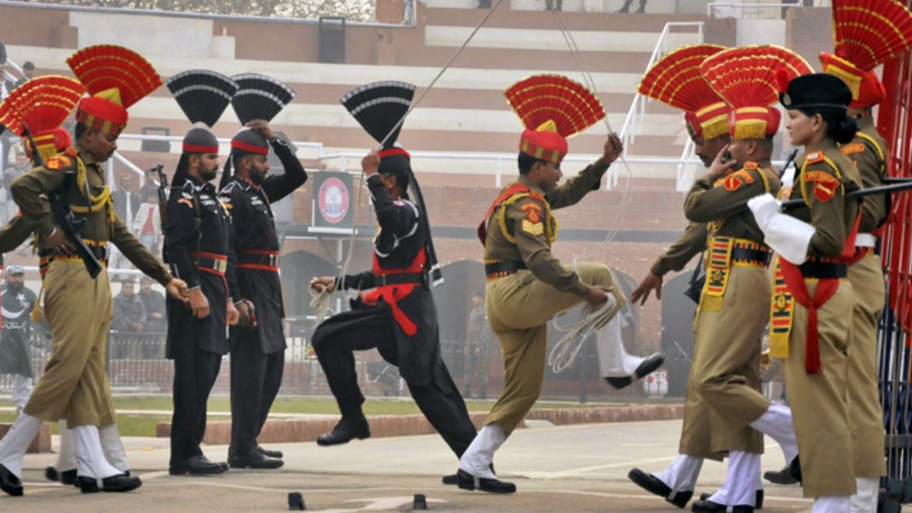 আত্তারি-ওয়াঘা সীমান্তে এই রিট্রিট অনুষ্ঠান দেখতে যে কেউ যেতে পারেন। তবে অনুষ্ঠান দেখার জন্য সেখানে গিয়ে আগে থেকে টিকিট কাটতে হয় এবং নির্দিষ্ট সময়ে সেখানে পৌঁছতে হয়