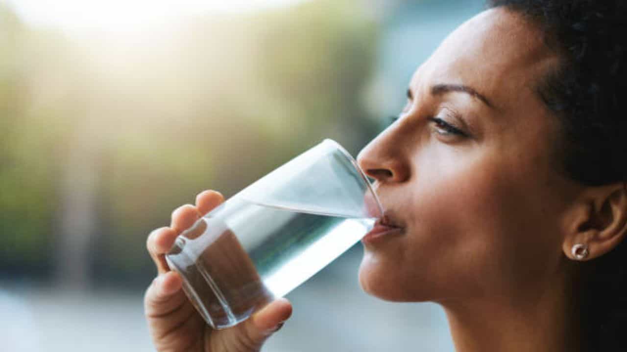 Water Drink: ডিহাইড্রেশনের ফলে হিটস্ট্রোকের ঝুঁকি বাড়ছে, সারাদিনে কতটা জল পান করবেন?