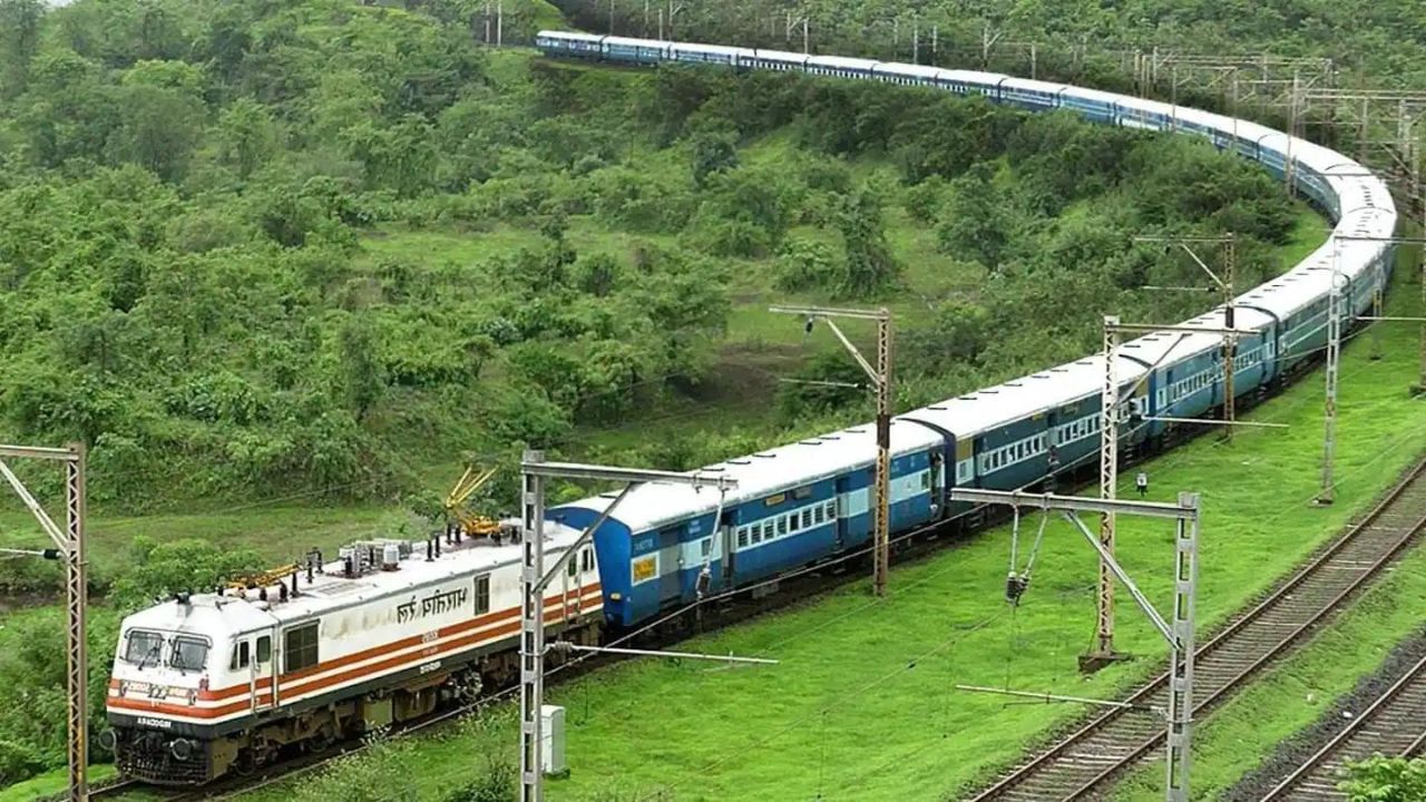 কম খরচে, কম সময়ে, বেশি দূরত্ব অতিক্রম করতে চাইলে ভারতে রেলের কোনও বিকল্প হয় না। এখনও অবধি সিংহভাগ সরকারের অধীনস্থ থাকায় এই সুবিধা।