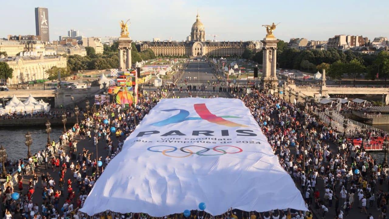 Paris 2024: ৩ মিলিয়ন কলা এবং ৩ লাখ কন্ডোম, ভালোবাসা দিতে তৈরি প্যারিস!