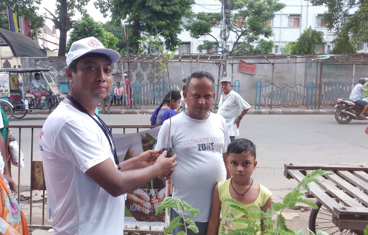 আর্থিক ভাবে পিছিয়ে পড়া শিশুরা, যারা পড়াশোনা করতে চায় কিন্তু পরিস্থিতির মার প্যাঁচে পড়ে সেই খরচ বহন করতে অক্ষম তাঁদের জন্য বাঁশদ্রোণী হৃধির প্রয়াস    'এসো শিখি'।