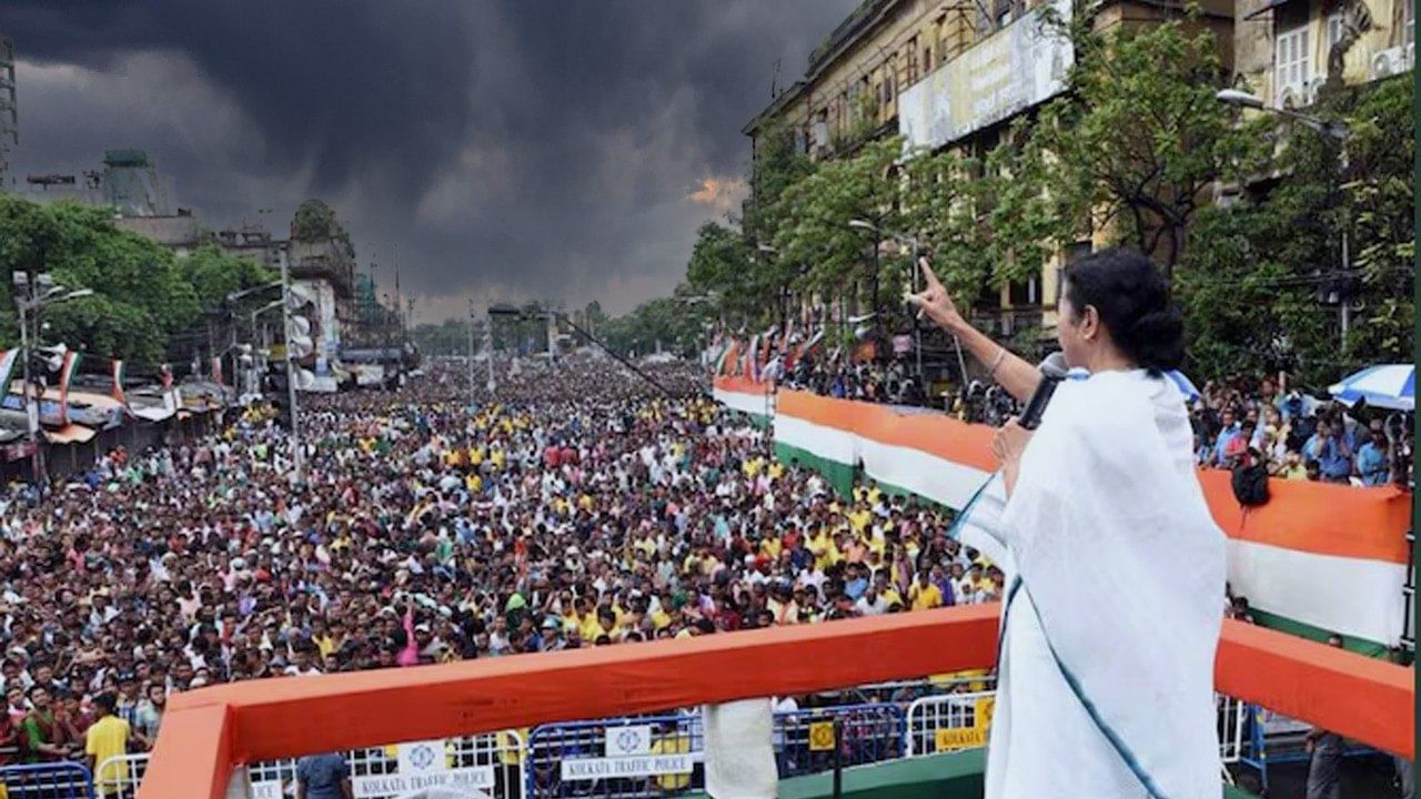 21 July: একুশের মঞ্চ থেকেই ছাব্বিশের সুর বাঁধবেন তৃণমূল সুপ্রিমো? মুখিয়ে কর্মীরা 21 July: একুশের মঞ্চ থেকেই ছাব্বিশের সুর বাঁধবেন তৃণমূল সুপ্রিমো? মুখিয়ে কর্মীরা