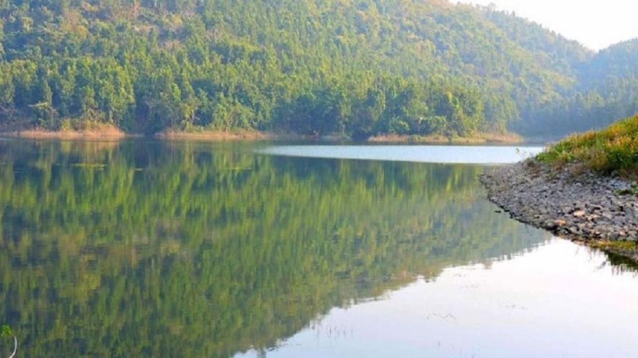 পুরুলিয়ার অন্যতম আকর্ষণ খয়রাবেড়া নদী। বছরের অনান্য সময় খুব একটা জল না থাকলেও এই সময়ে ফুলে ফেঁপে ওঠে এই নদী। ঘুরতে যেতে পারেন পাঞ্চেতেও। হাতে সময় থাকলে মাছ ধরেও কাটাতে পারেন সময়।