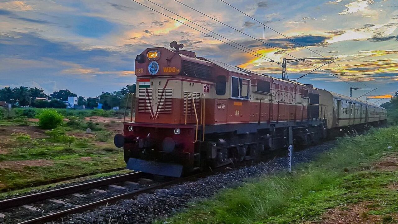 নিয়ম ভাঙলে যাত্রীদের জরিমানা সহ ট্রেন থেকে নামিয়ে দেওয়াও হতে পারে। রেলওয়ে আইন ১৯৮৯ এর ১৬৪ ধারা অনুসারে ট্রেনে দাহ্য পদার্থ বহন করা শাস্তিযোগ্য অপরাধ। কমপক্ষে তিন বছর কারাদণ্ড ও জরিমানাও হতে পারে।