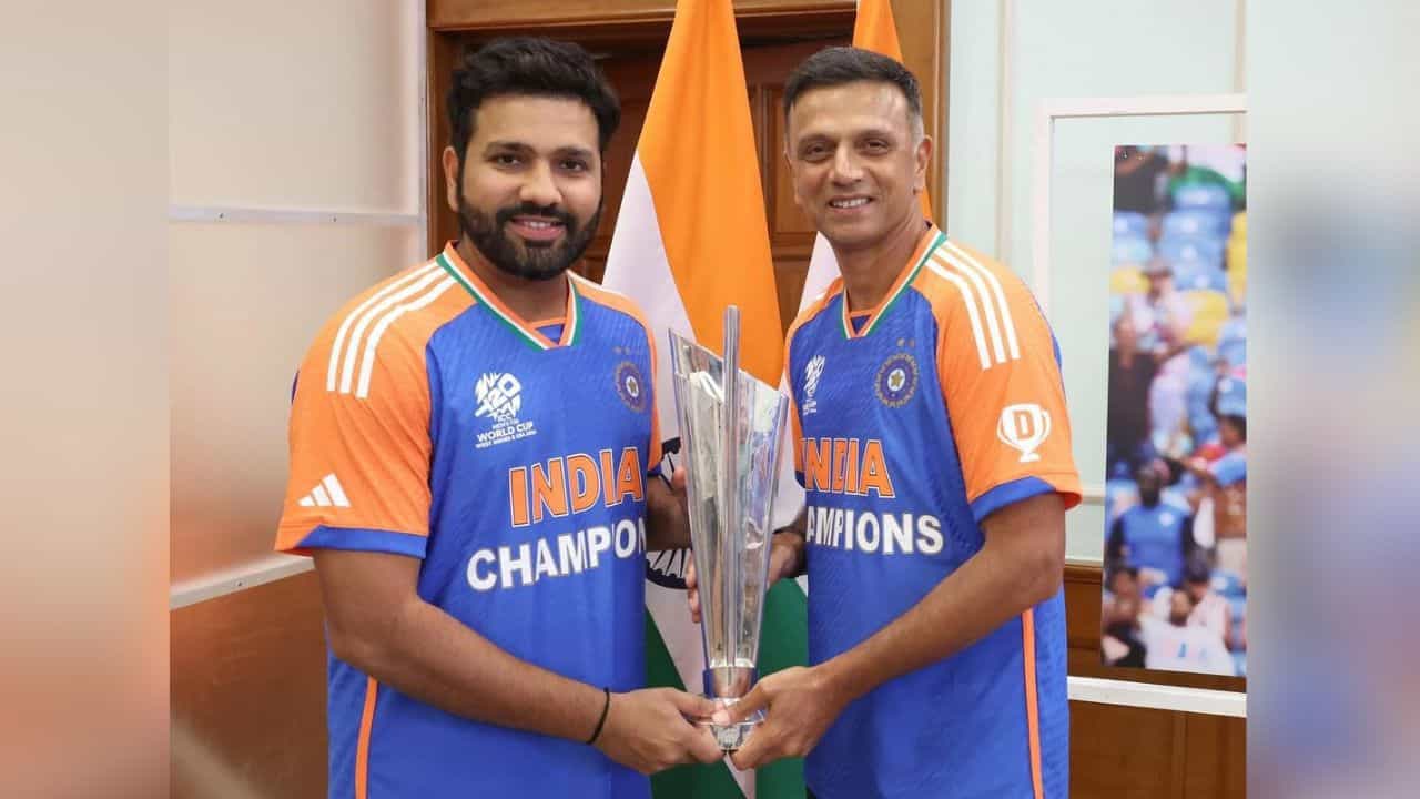 Rohit Sharma: শেষ বেলাতেও দ্রাবিড়-রোহিতের ছক্কা, বোর্ডের দেওয়া ৫ কোটির বোনাস কী করলেন বিশ্বজয়ী ক্যাপ্টেন? Rohit Sharma: শেষ বেলাতেও দ্রাবিড়-রোহিতের ছক্কা, বোর্ডের দেওয়া ৫ কোটির বোনাস কী করলেন বিশ্বজয়ী ক্যাপ্টেন?