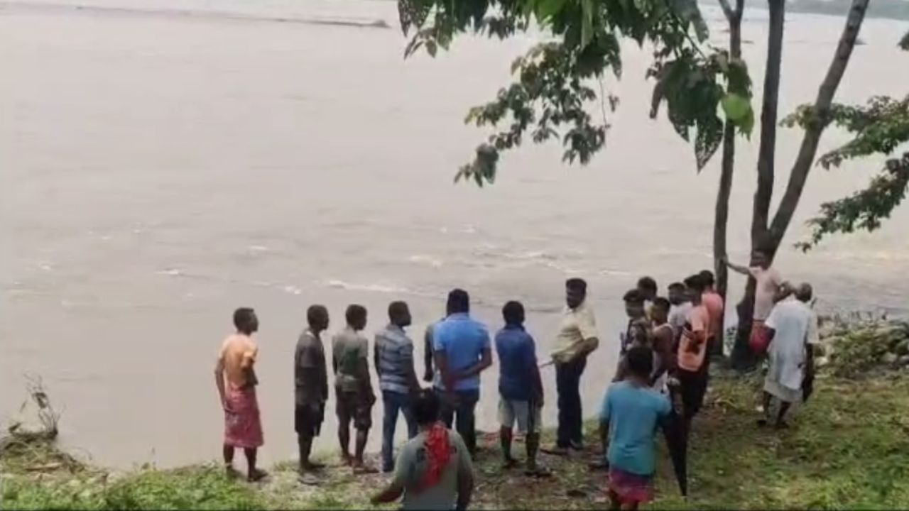 Alipurduar: তলিয়ে যাবে গোটা গ্রাম? BJP বিধায়ক মনোজের ভয়ঙ্কর আশঙ্কা Alipurduar: তলিয়ে যাবে গোটা গ্রাম? BJP বিধায়ক মনোজের ভয়ঙ্কর আশঙ্কা