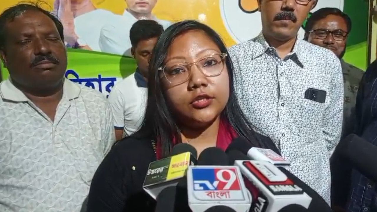Ankita Adhikari: আদালতের নির্দেশে চাকরি গিয়েছিল, এবার তৃণমূলের হাত ধরে নতুন ‘চাকরি’ পরেশ কন্যা অঙ্কিতার Ankita Adhikari: আদালতের নির্দেশে চাকরি গিয়েছিল, এবার তৃণমূলের হাত ধরে নতুন ‘চাকরি’ পরেশ কন্যা অঙ্কিতার