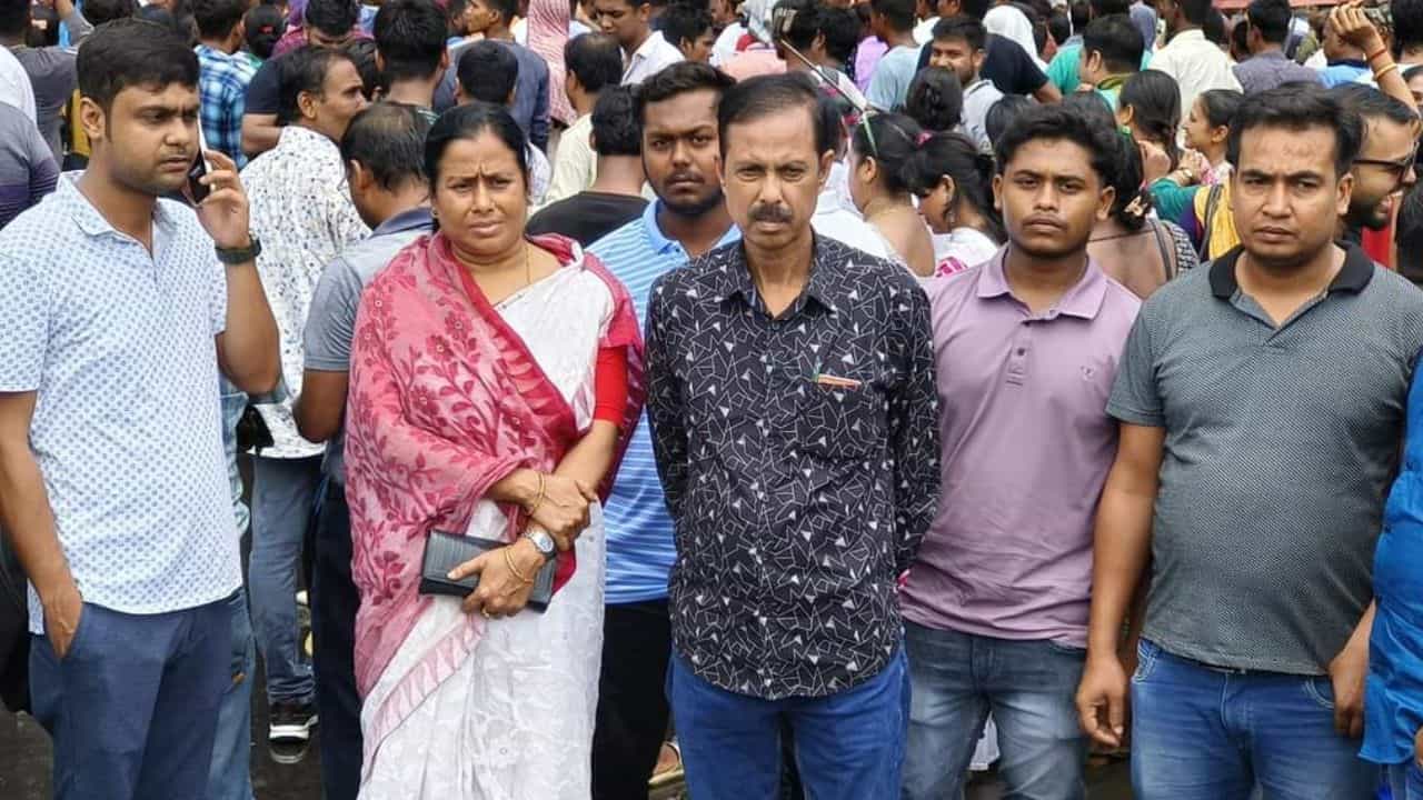 Arabul Islam: দল বাড়িয়েছে দূরত্ব, 'ভালবেসে' ধর্মতলায় আরাবুল Arabul Islam: দল বাড়িয়েছে দূরত্ব, 'ভালবেসে' ধর্মতলায় আরাবুল
