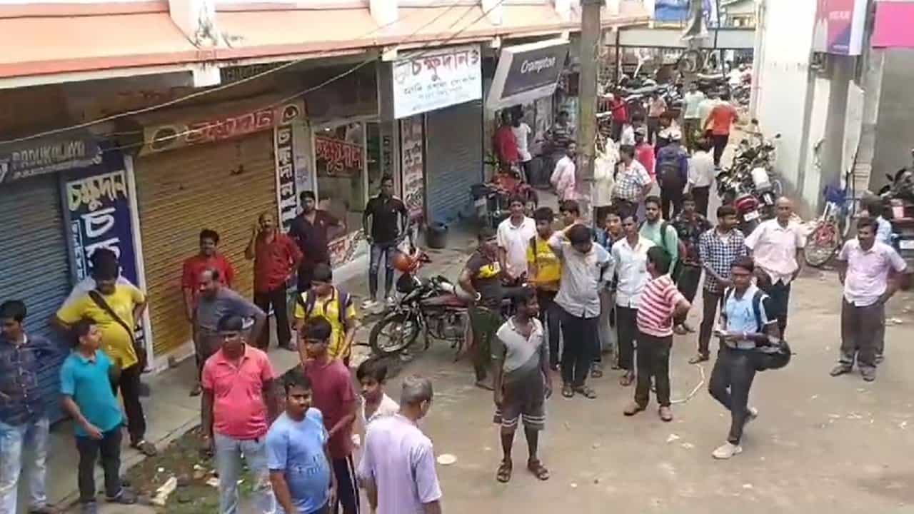 Arambagh: শো ছিল ১১টায়! কিন্তু সিনেমা শুরুর আগেই হলের মধ্যেই ঘটে গেল ভয়ঙ্কর ঘটনা Arambagh: শো ছিল ১১টায়! কিন্তু সিনেমা শুরুর আগেই হলের মধ্যেই ঘটে গেল ভয়ঙ্কর ঘটনা